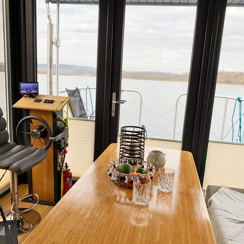 Ostboote - Hausboot buchen Wohnbereich mit Ausblick